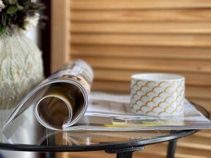 Свеча ароматическая в керамике Белый чай и гранат средняя